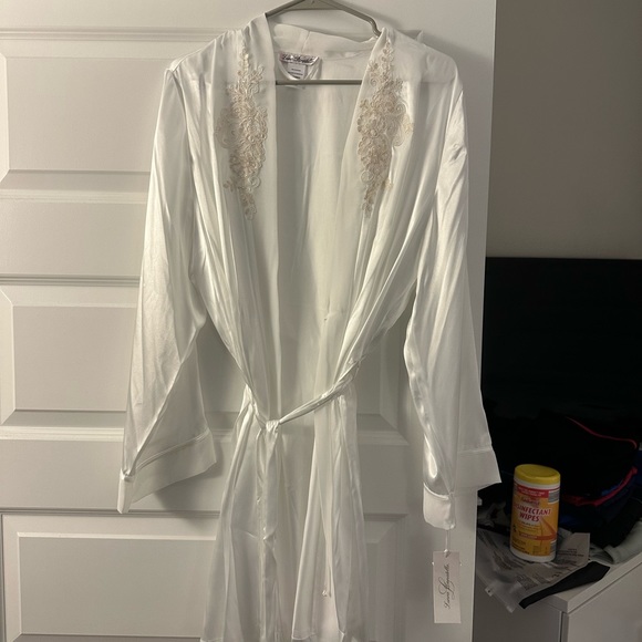White Silk Robe - Picture 5 of 5